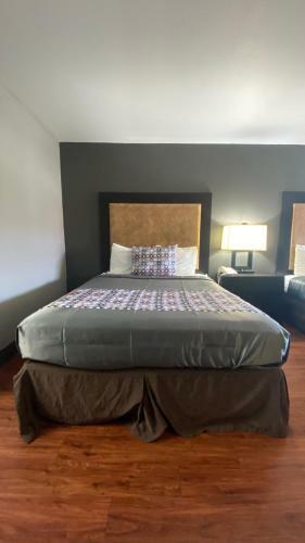 Motel Island Suites Bay City