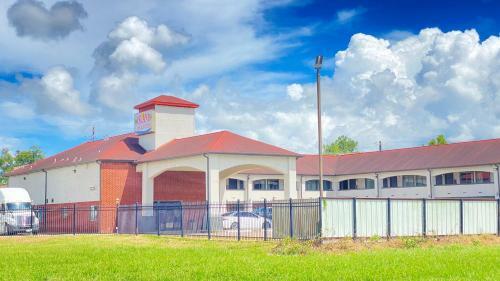 Motel Island Suites Bay City
