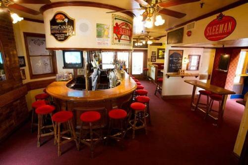 Madison Manor B&B And Pub