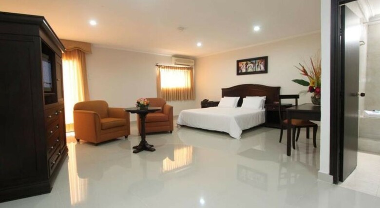 Hotel Puerta De Oro