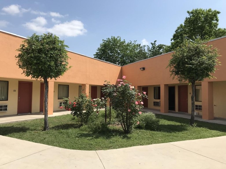 Nogalitos Motel