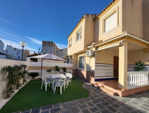 Sunny House Torrevieja With Communal Pool And Garden
