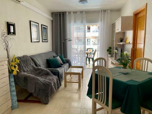 Beachfront Bliss - Beautiful Sea View Apartment With Pool