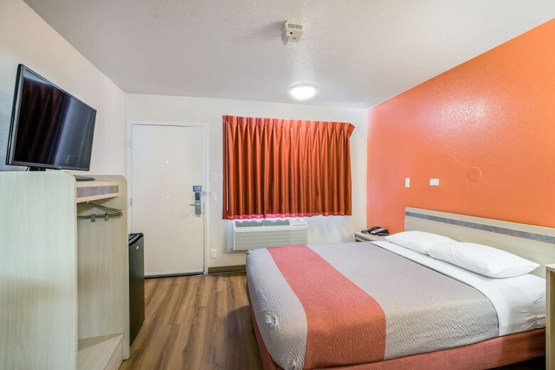 Motel 6 Williams