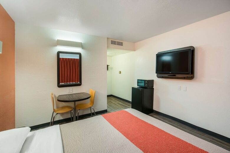 Motel 6 Williams