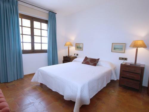 Villa Moraira, 4 Dormitorios, 8 Personas - Es-216-12