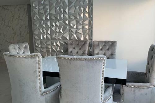 Apartamento Amoblado De Lujo, Excelente Ubicaci�n