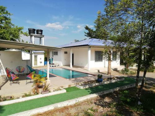 Casa Campestre Con Piscina Jacuzzi Y Golfito