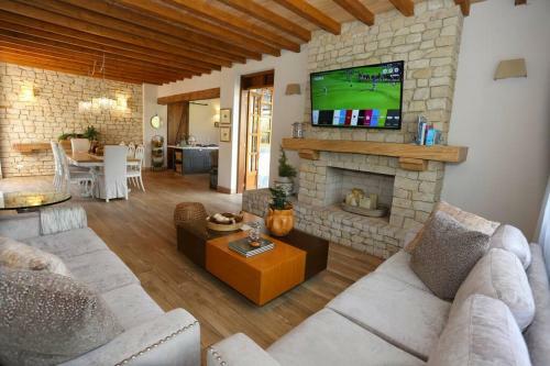 La Villa; Estilo Moderno Y Colonial