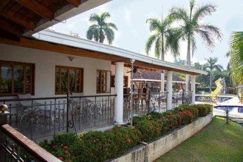 Villa De Lujo Con Piscina Y Tobog�n