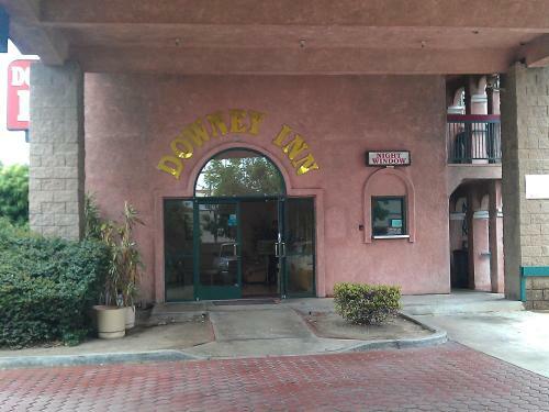 Hotel Downey Inn Luxury Suites