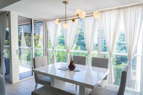 Apartamento Pet-friendly Pool Retreat With Luxury Hot Showers