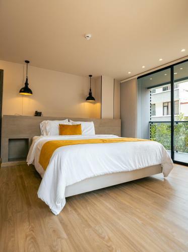 Balmoral Plaza Hotel