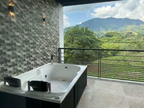 Moderna Casa Luxury Campestre En Pereira.