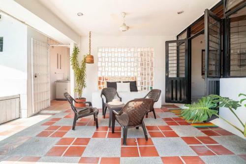 La Casa De La Mesa De Pino