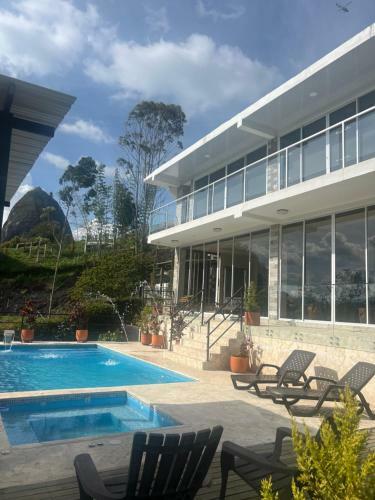 Hostal Hermosa Habitaci�n 202!!