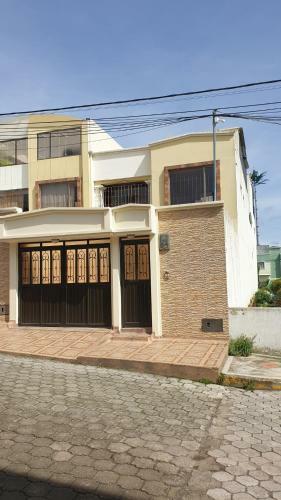 Casa Grande Con Parqueadero