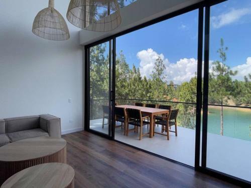 Aqua Guatap� - Lakeside Luxury Villa