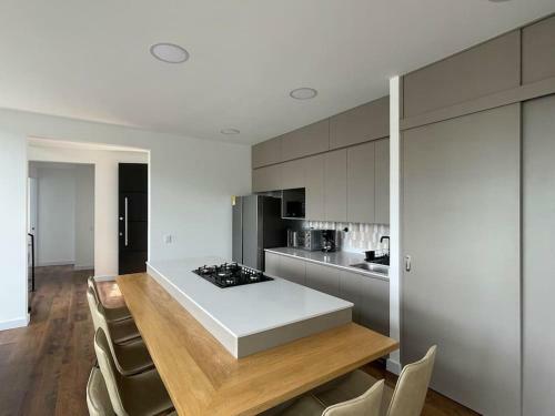 Aqua Guatap� - Lakeside Luxury Villa