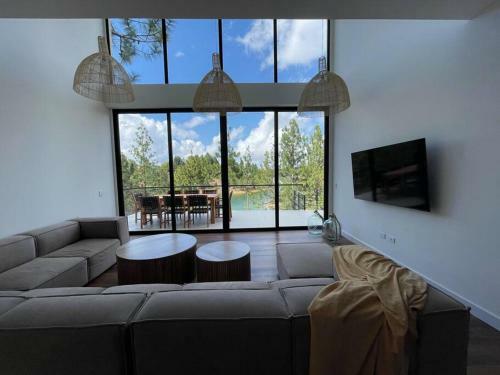 Aqua Guatap� - Lakeside Luxury Villa