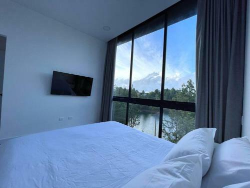 Aqua Guatap� - Lakeside Luxury Villa
