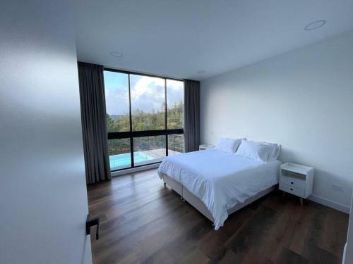 Aqua Guatap� - Lakeside Luxury Villa