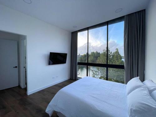 Aqua Guatap� - Lakeside Luxury Villa
