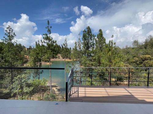 Aqua Guatap� - Lakeside Luxury Villa
