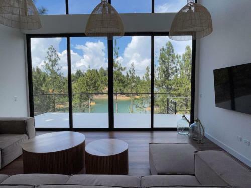Aqua Guatap� - Lakeside Luxury Villa