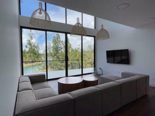 Aqua Guatap� - Lakeside Luxury Villa