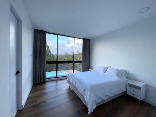 Aqua Guatap� - Lakeside Luxury Villa