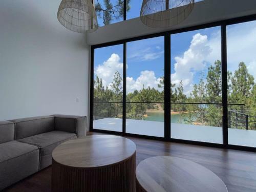 Aqua Guatap� - Lakeside Luxury Villa