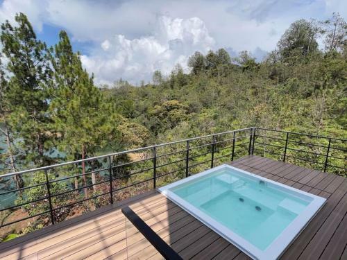 Aqua Guatap� - Lakeside Luxury Villa