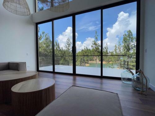 Aqua Guatap� - Lakeside Luxury Villa