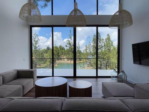 Aqua Guatap� - Lakeside Luxury Villa