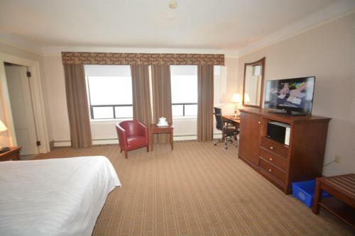Prince Arthur Waterfront Hotel & Suites