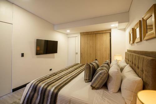 First Class Hotel By 5 Host