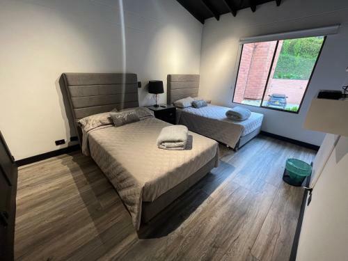 Villa El Poblado/elegante/confortable/ac/jacuzzi/billar