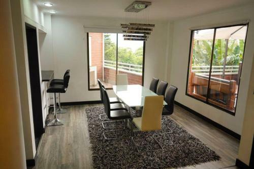 Villa El Poblado/elegante/confortable/ac/jacuzzi/billar
