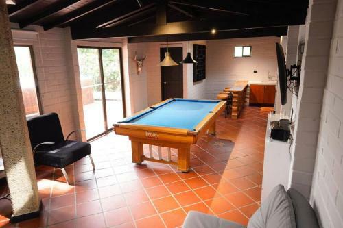 Villa El Poblado/elegante/confortable/ac/jacuzzi/billar