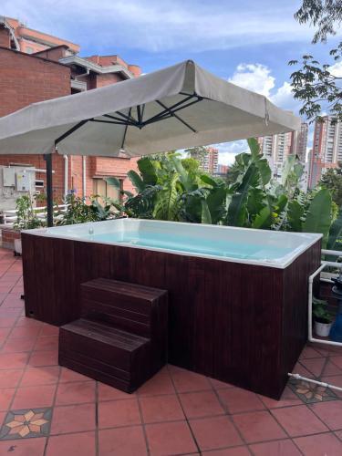 Villa El Poblado/elegante/confortable/ac/jacuzzi/billar