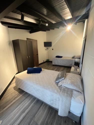 Villa El Poblado/elegante/confortable/ac/jacuzzi/billar