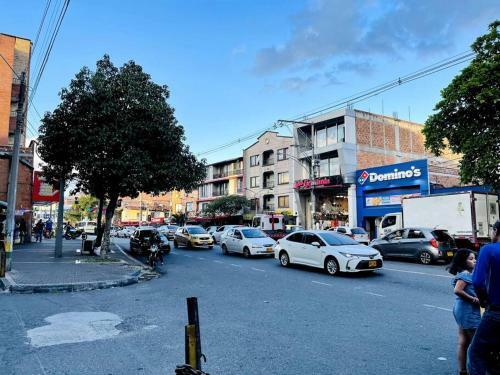 Apartamento Acogedor,luz Natural , Agua Caliente ,200 Mbps,central.