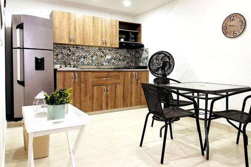 Apartamento Acogedor,luz Natural , Agua Caliente ,200 Mbps,central.