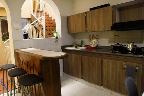 Casa Guayac�n, Llena De Vida, Con Parqueo Gratuito