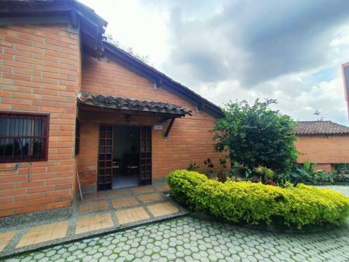La Casa De La Abuela, Poblado