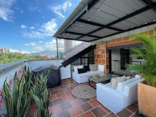 3 Story Penthouse With 2 Parking Spaces In Laureles