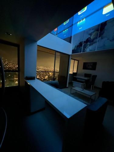 Apartamento Penthouse En El Poblado Con Vista A La Ciudad.