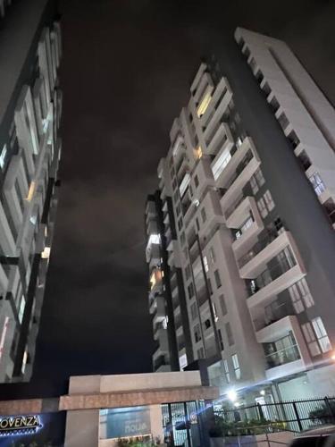 Modern Pent House Apartment, Close To Everything