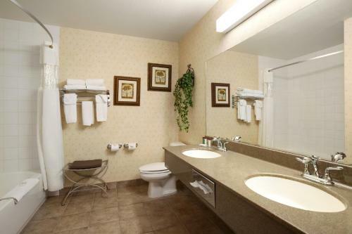 Hotel Ramada Inn & Suites